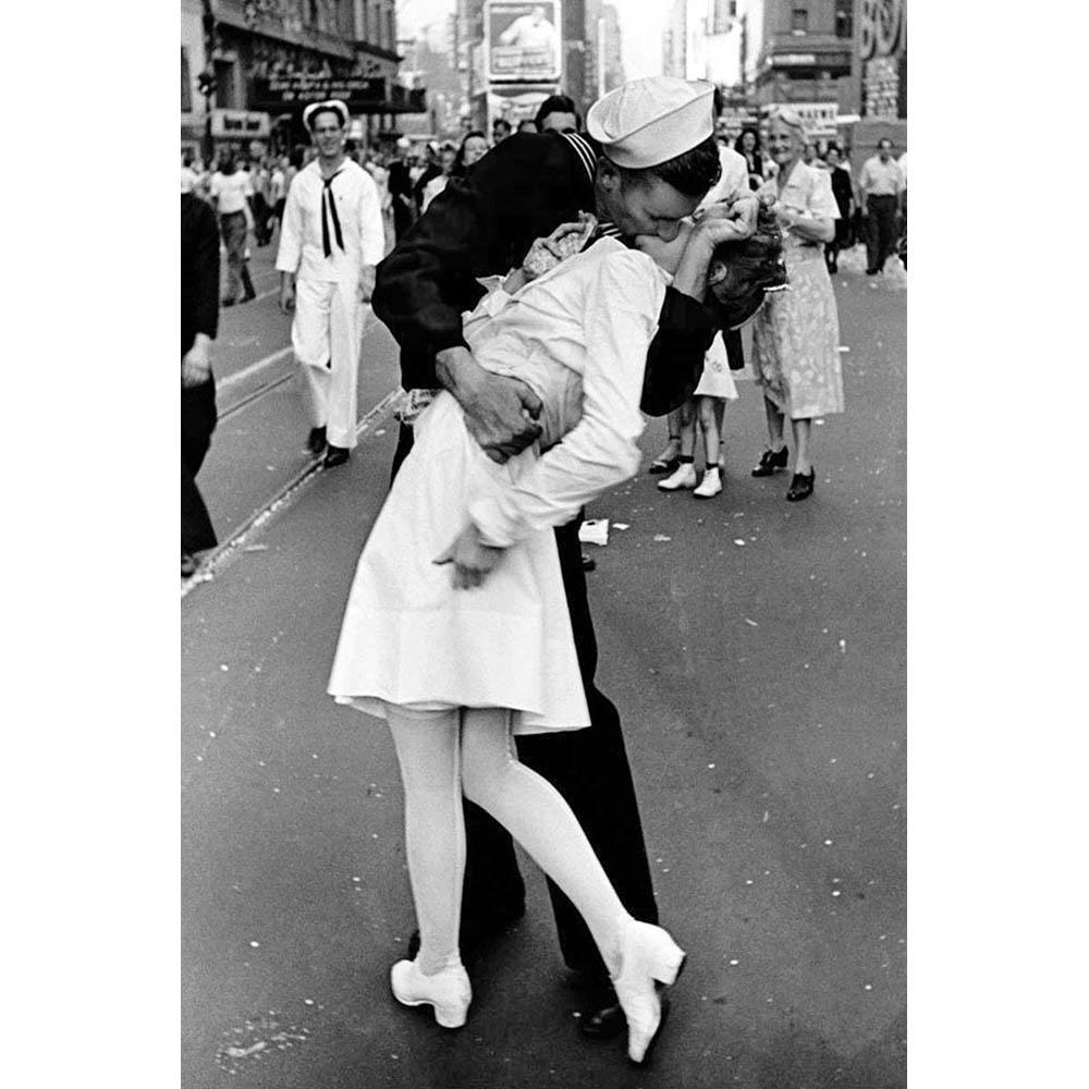 Eurographics 1000pc Puzzle - Kissing on VJ Day Life Magazine Secondary image